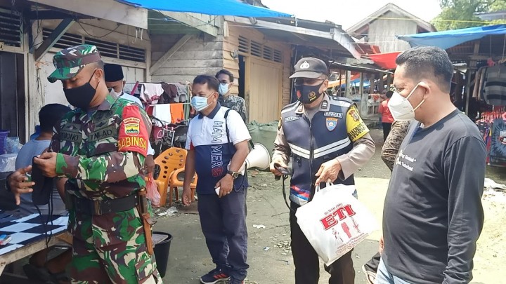 Kunjungi Pasar Sungai Sirih, Camat bersama Upika Tegur Pedagang Tak Pakai Masker (foto/zar) 