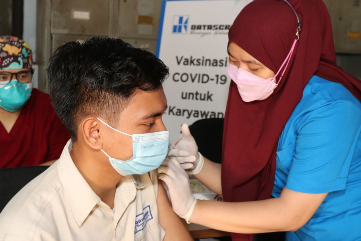 Salah satu karyawan pt. Datascrip saat mengikuti program Vaksinasi Gotong Royong di Gudang Datascrip Pulogadung. (Foto: Istimewa)
