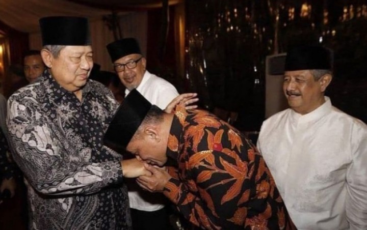 Momen Tak Terlupakan, Gatot Nurmantyo Cium Tangan SBY, Netizen: Jabatan Tangan Penuh Arti (foto/int) 