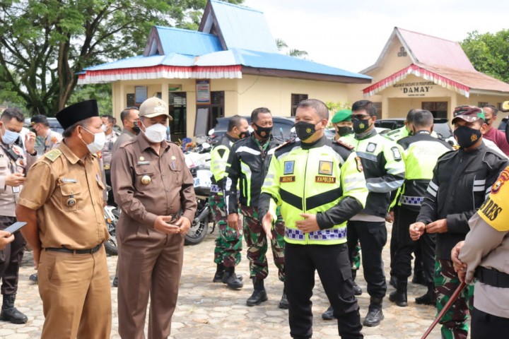 Bupati Siak Temani Kapolda Riau dan Danrem 031 Wira Bima Tinjau Vaksinasi Warga (foto/lin) 