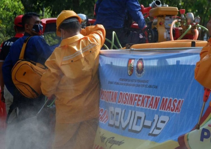 Satgas COVID-19 Semprot Disinfektan Massal di Jalan Protokol Kota Pekanbaru (foto/int) 