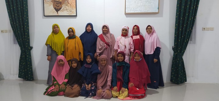 Pakai Rapat Adat, 6 Santriwati dari Suku Melayu Tua Belajar di Rumah Quran Milik UAS (foto/ist) 