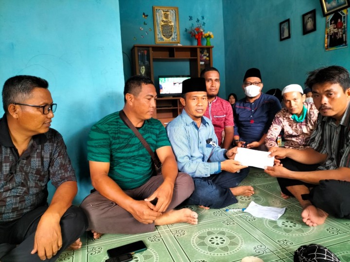 Ketua Baznas Kabupaten Bengkalis saat Menyalurkan bantuan zakat