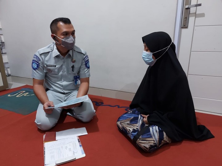 Petugas Mobile Service Jasa Raharja Cabang Riau Fardiman Suria Amijaya melakukan survey ahli waris dan membantu melengkapi berkas santunan. (Foto: Istimewa)