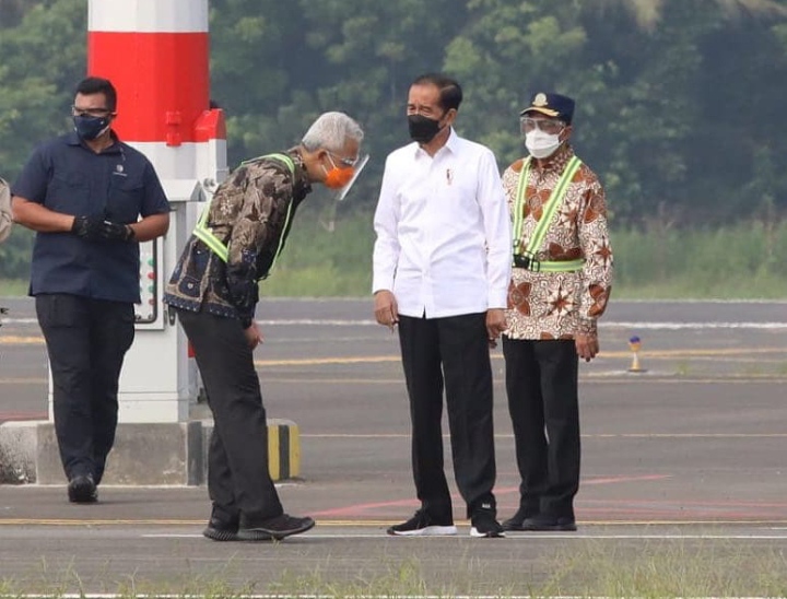 Foto Ganjar Pranowo Membungkuk di Depan Jokowi, Netizen: Next Presiden (foto/int) 