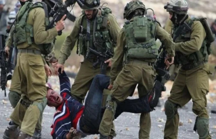 Pasukan Israel siksa warga sipil Palestina. Foto: Internet