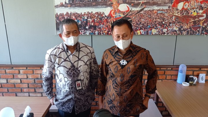 Kepala OJK Riau M Lutfi saat bersama dengan Kepala OJK Sumatera Barat Yusri