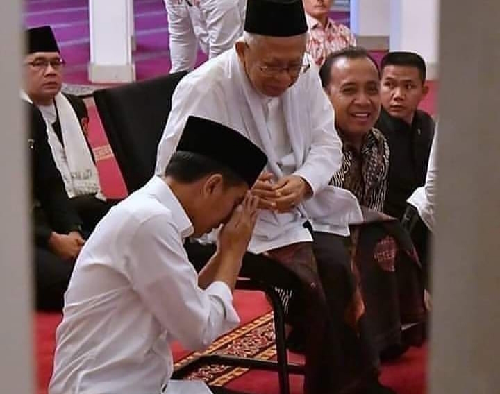 Sempat Viral Jokowi Salam Takzim ke Kiai Ma'ruf Amin, Netizen Sebut Begini (foto/int) 
