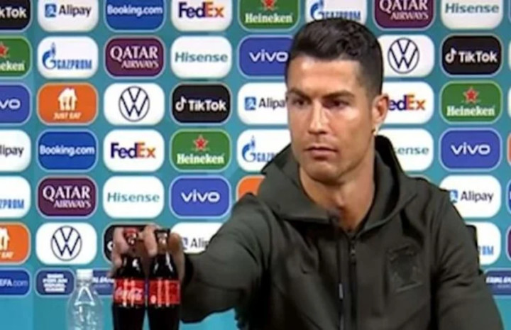 Tangkapan gambar saat Cristiano Ronaldo geser botol Coca Cola. Foto: Internet