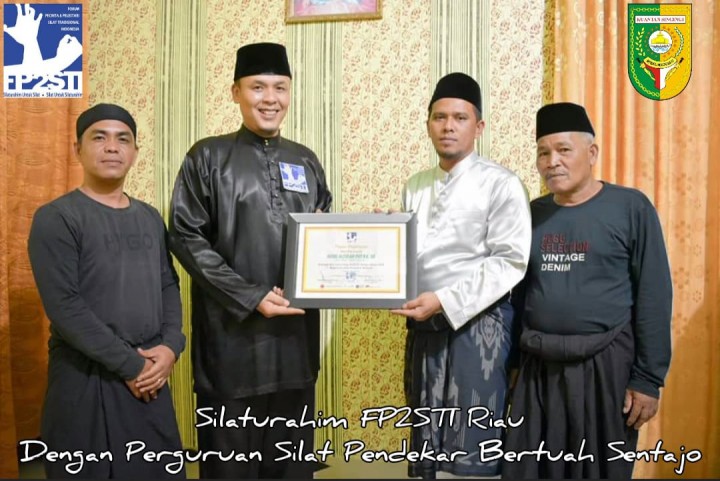 Romi Peroleh Penghargaan FP2STI Riau, Dianggap Berdedikasi Kembangkan Silat Tradisional (foto/zar) 
