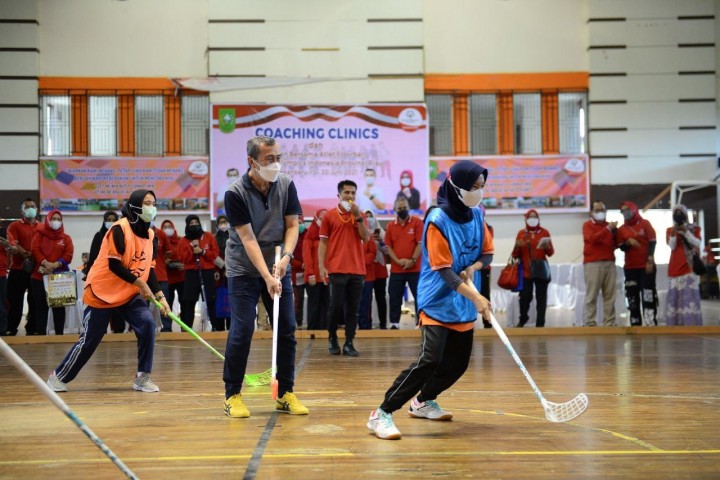 Gubernur Riau Syamsuar ikut bermain cabor foorball bersama para atlet SOIna Riau. (Foto: Istimewa)