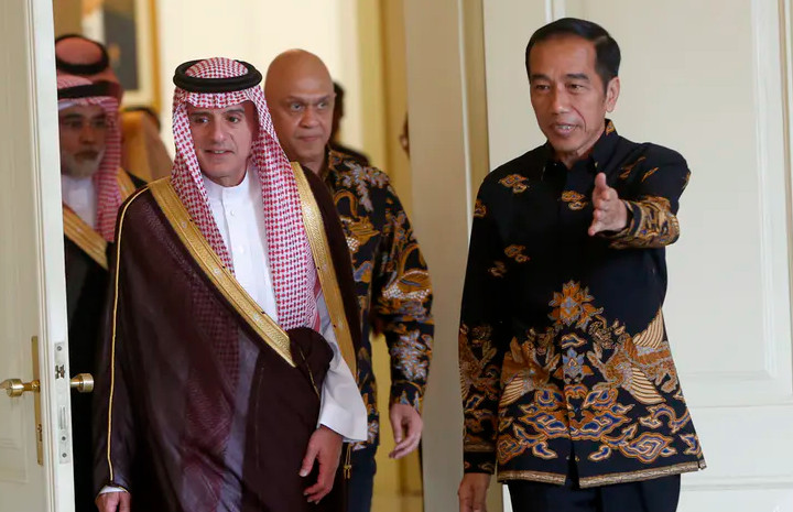 Presiden Joko Widodo (kanan) menyambut Menteri Luar Negeri Arab Saudi Adel bin Ahmed Al-Jubeir (kiri) di Istana Presiden Bogor, 22 Oktober 2018. Adi Weda/EPA. Foto: theconversation.com