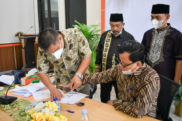 Berkomitmen Wujudkan Negeri Bermarwah, Wabup Tandatangani Akta Pendirian LAN (foto/zar) 