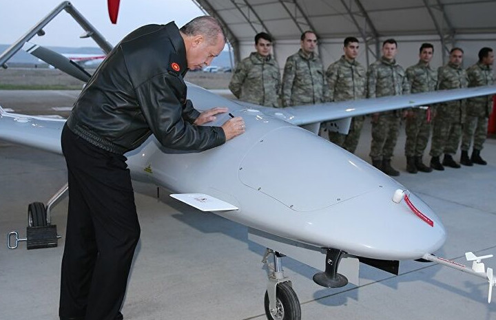 Presiden Turki, Recep Tayyip Erdogan bersama drone bersenjata. Foto: Internet