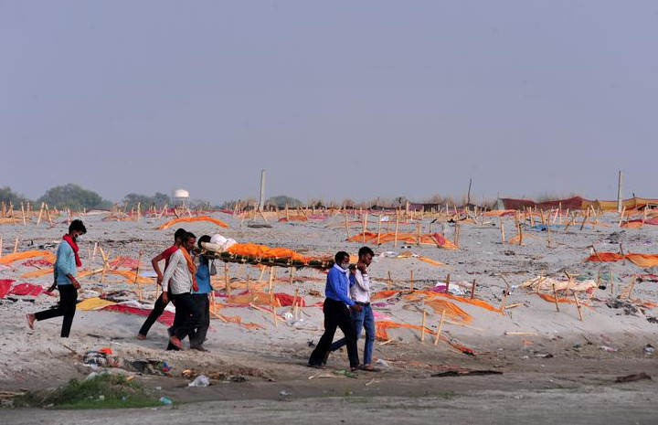 Warga India menguburkan jenazah keluarga di tepian Sungai Gangga. Foto: Internet