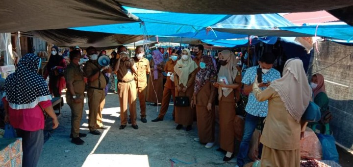 Kopdagrin Kuansing Kunjungi Pasar Guntor, 65 Persen Pedagang dan Pengunjung Tidak Pakai Masker (Foto/zar) 