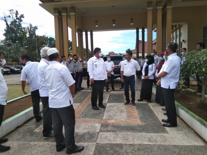 Bupati Andi Serahkan Mobnas ke OPD, Penyerahan Dilakukan Usai Menghadiri Forum Konsultasi Publik RPJMD (foto/zar) 