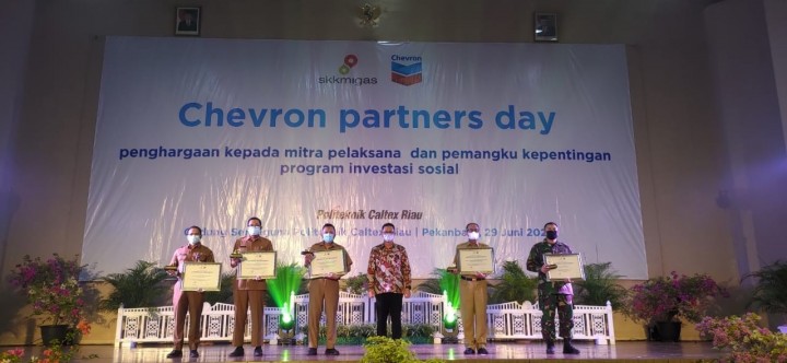 VP Corporate Affairs PT CPI Sukamto Tamrin (keempat dari kiri) setelah menyerahkan penghargaan kepada para pemangku kepentingan dan mitra pelaksana program-program investasi sosial PT CPI dalam acara Chevron Partners Day di Auditorium Gedung Serba Guna Politeknik Caltex Riau, Pekanbaru, pada Selasa,