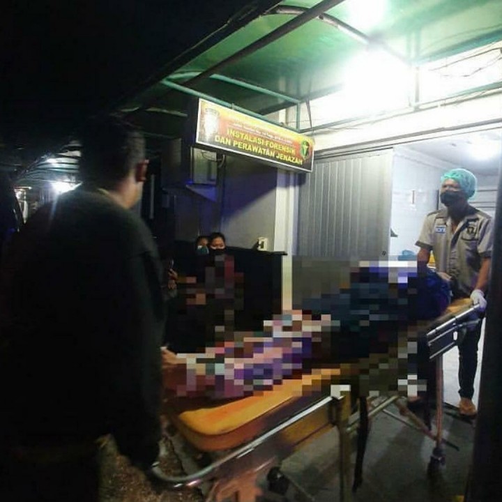 Jasad korban saat dibawa ke RS Bhayangkara Polda Riau, Jalan Kartini Pekanbaru.