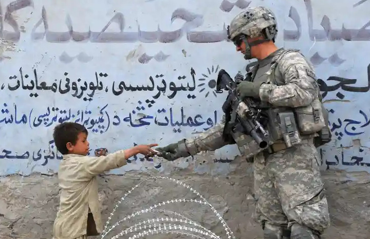 Bocah Afganistan dan militer asing. Foto: The Guardian