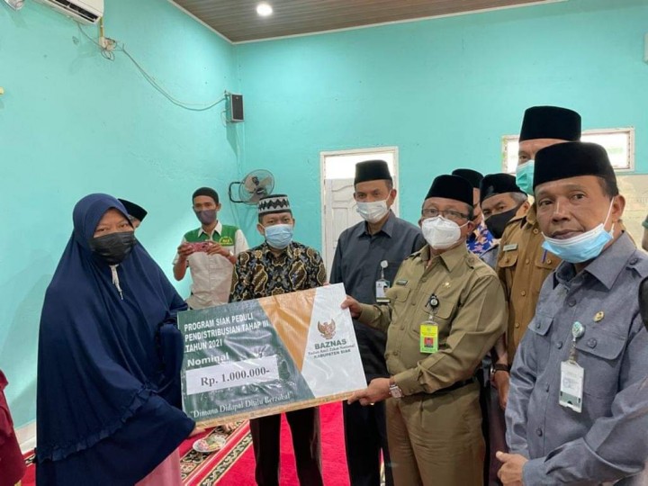 Sekda Siak Salurkan Pendistribusian Zakat Tahap Tiga di Masjid An Nuh Lubuk Dalam (foto/int) 
