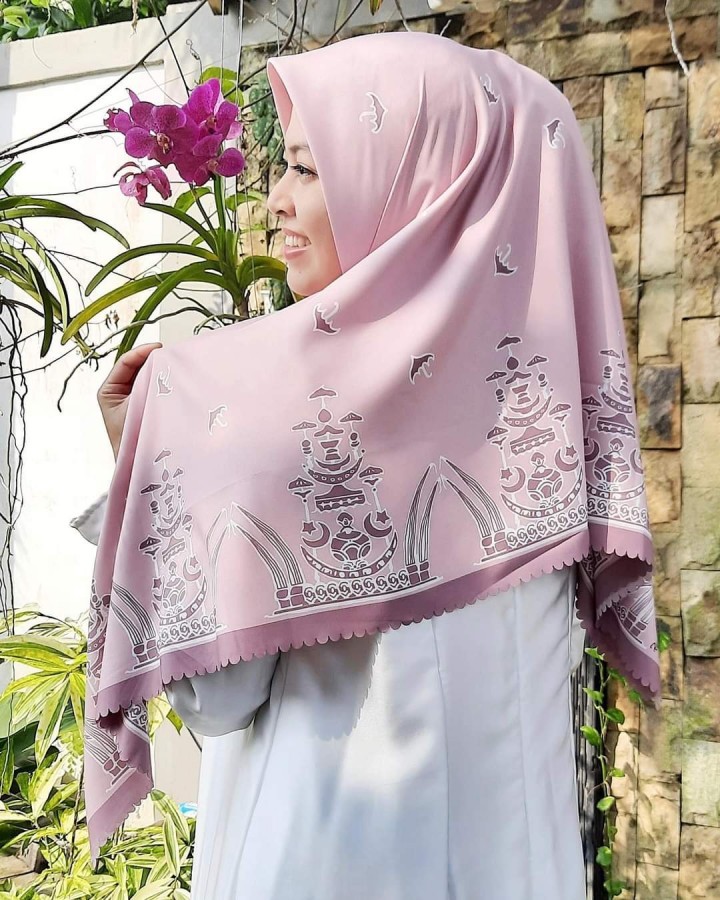 Wella Mayangsari Desain Hijab Trendi, Kuansing Scraf Ajang Berdonasi Untuk Sesama (foto/zar) 