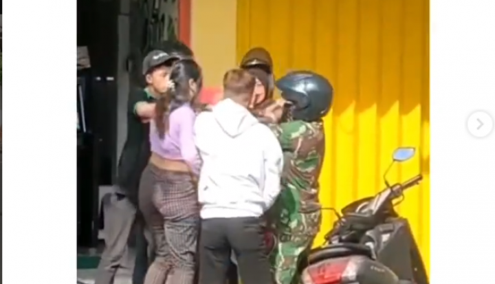 Tangkapan gambar prajurti TNI melerai pertengkaran 2 wanita. Sumber: Instagram @undercover.id