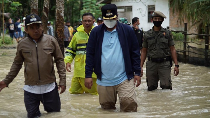 Peduli Warga Kebanjiran, Bupati Kunjungi Dan Langsung Instruksikan Dinas Terkait Untuk Perbaikan (foto/zar)