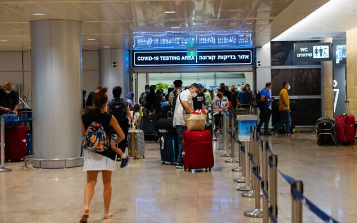 Wisatawan di Bandara Internasional Ben Gurion, pada 30 Juni 2021, menuju tes COVID-19. (Nati Shohat/FLASH90)