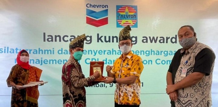 Ketua Calvron Community Zainuddin Boy (dua dari kiri) saat menyerahkan Lancang Kuning Award  kepada VP Corporate Affairs PT CPI Sukamto Tamrin di Rumbai pada Jumat (9/7).