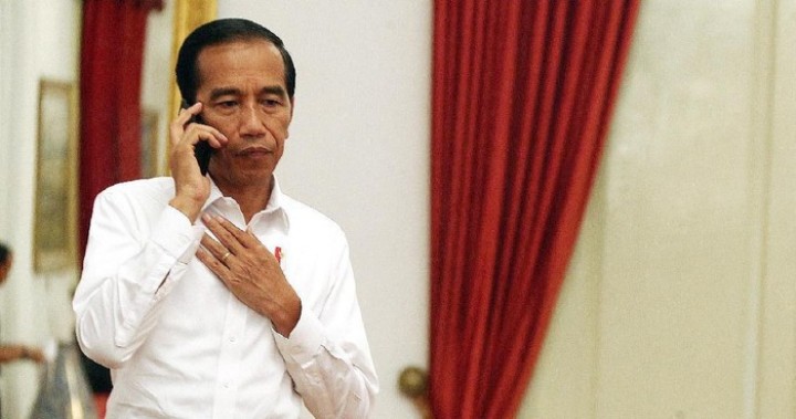 Presiden RI Joko Widodo tengah menelpon. Sumber: Detik.com
