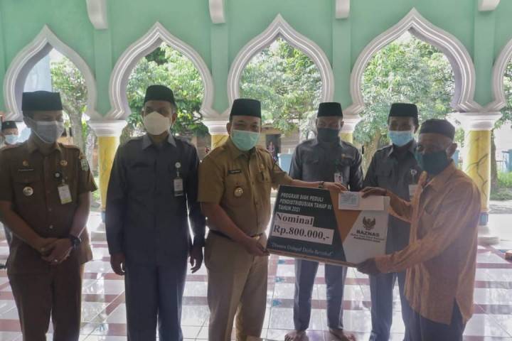 Bersama Wabup Husni, Baznas Kembali Salurkan Dana Zakat di Kecamatan Siak (foto/ist)