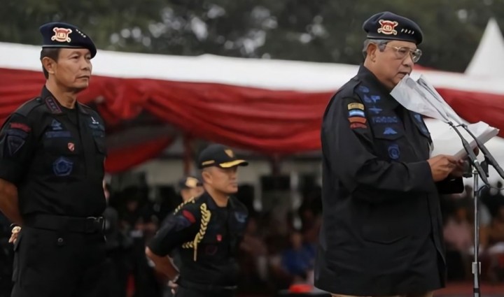 Momen Presiden SBY Gagah Berseragam Brimob, Netizen Ucapkan Ini (foto/int)