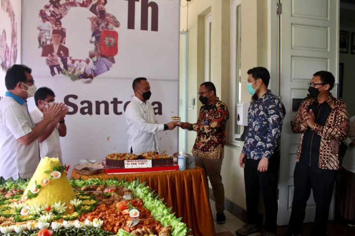 CEO PTPN V, Jatmiko K Santosa (tengah) menyampaikan apresiasi kepada para karyawan perusahaan perkebunan milik negara tersebut yang berhasil menyabet tiga penghargaan bergengsi Planters Innovation Summit 2021 (foto/ist)