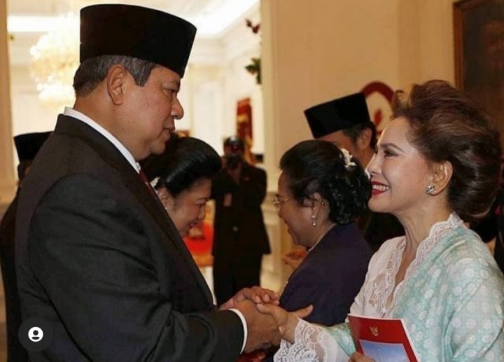 Momen SBY Bertemu dan Salami Naoko Nemoto Istri Mendiang Soekarno, Netizen: Presiden Merakyat (foto/int)