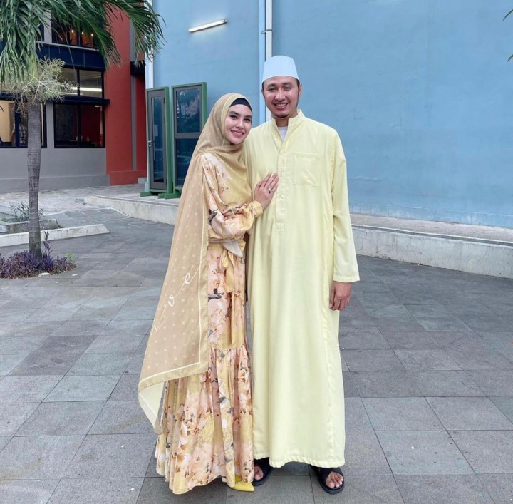 Kartika Putri dan Habib Usman [Instagram/@kartikaputriworld]