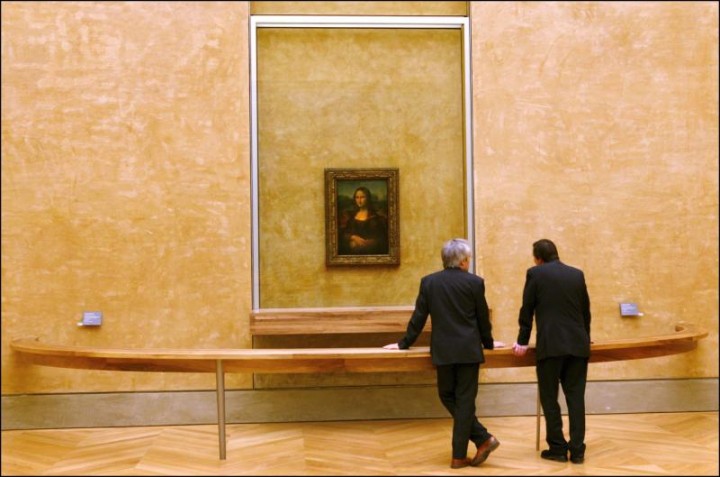 Pengunjung sedang menikmati lukisan Monalisa karya Leonardo da Vinci. Sumber: Internet