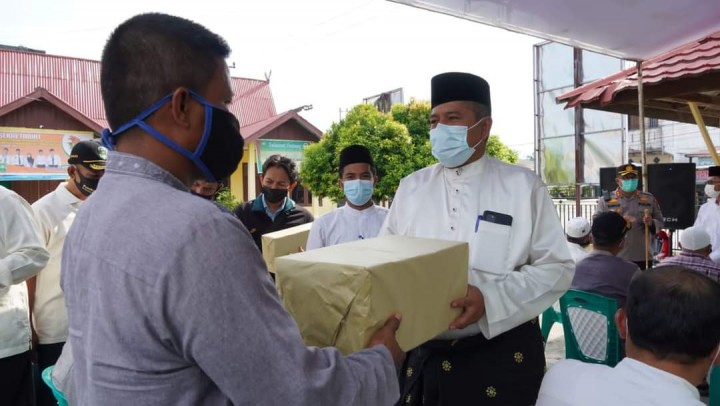 Bupati Alfedri Bersama Kapolres Siak Berikan Bantuan Masker Kepada Seluruh Rumah Ibadah di Kampung Perawang Barat (foto/lin)