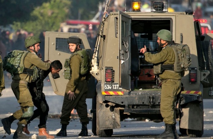 Pasukan menangkap remaja Palestina. Sumber: WAFA