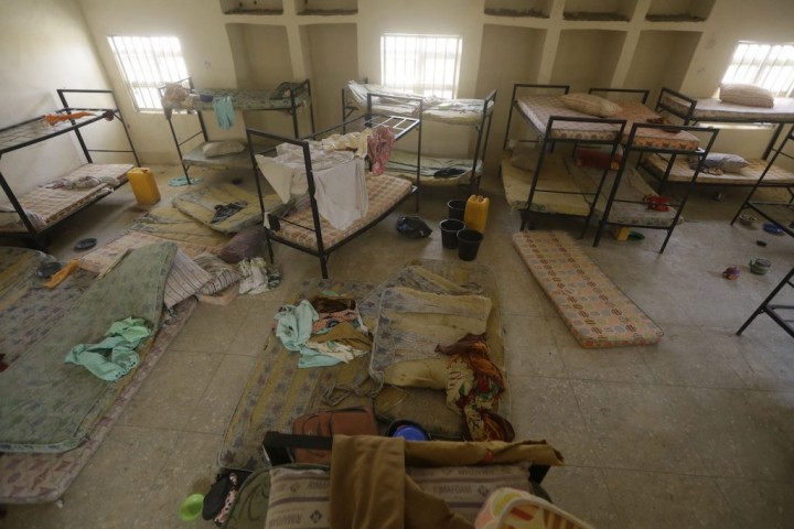 Barang-barang milik ratusan gadis yang diculik oleh pria bersenjata dari Sekolah Menengah Putri Pemerintah, terlihat di kota Jangebe, Zamfara di Nigeria utara, dalam file foto bulan Maret ini. Sejak Desember 2020, lebih dari 1.000 orang telah diculik di barat laut Nigeria. Foto: AP