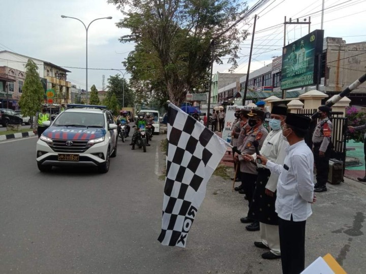 Bupati Alfedri Bersama Kapolres Siak Lepas Pasukan Pendistribusian Bansos Serentak TNI-Polri di Kecamatan Tualang (foto/ist)