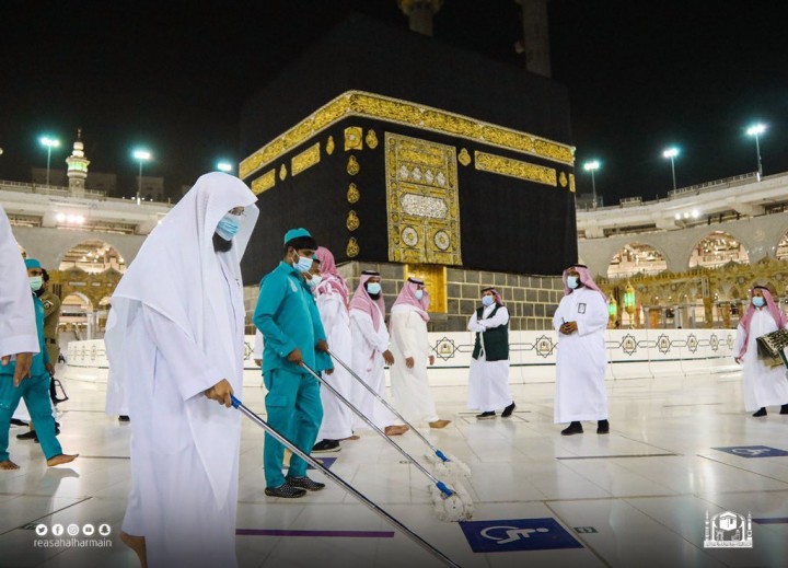 Imam Masjidil Haram Mekkah, Arab Saudi, Syekh Abdul Rahman Al Sudais membersihkan mataaf. Sumber: Twitter/@HaramainInfo