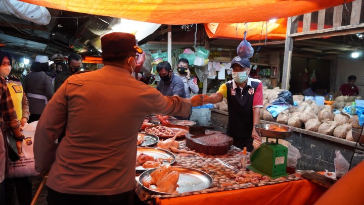 Blusukan di Pasar Pagi Kecamatan Tualang, Kapolres Siak Berikan Hadiah Pada Pedagang yang Taat Prokes (foto/lin)