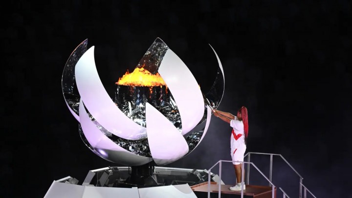 Naomi Osaka menyalakan api di kaldron Olimpiade 2020. Sumber: Liputan6.com/AFP