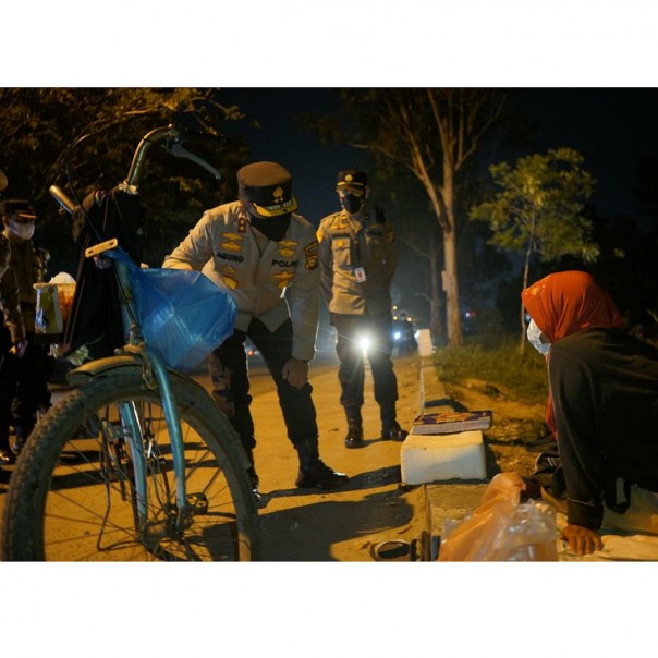 Kapolda Riau Irjen Agung memberikan bantuan untuk Buk Wati, penjual jambu di Jalan Soekarno Hatta Pekanbaru, Jumat malam.
