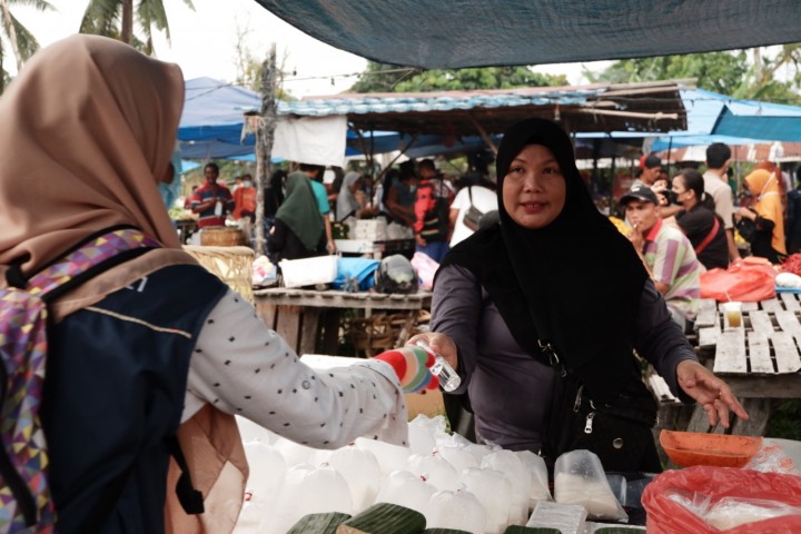 Tim Kukerta Binawidya UNRI gelombang 3 membagikan New Normal Kit ke masyarakat khususnya para pedagang di pasar kaget Kelurahan Binawidya. (Foto: Istimewa)