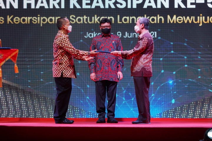 Disaksikan MenPAN-RB Tjahjo Kumolo, Gubernur Riau Syamsuar, menyerahkan sertifikat tanah dan bangunan kepada Arsip Nasional Republik Indonesia (ANRI). (Foto: anri.go.id)