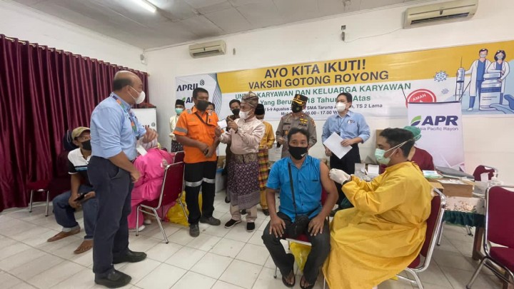 Forkopimda Kabupaten Pelalawan meninjau pelaksaan vaksin gotong royong PT RAPP pada Senin (9/8). Vaksin ini diberikan kepada karyawan dan kontraktor (foto/ist)