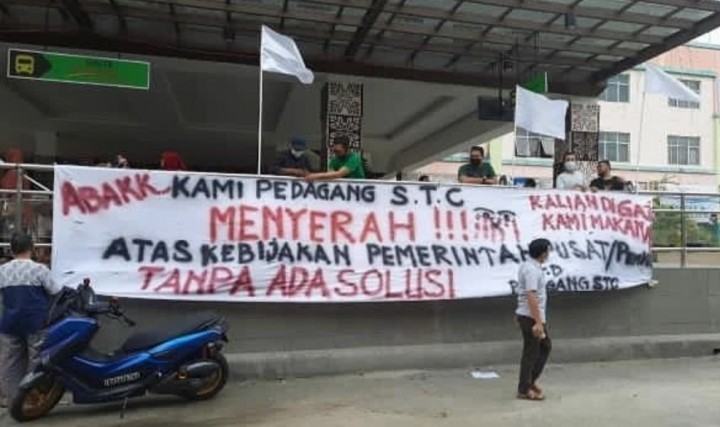 Kibarkan Bendera Putih, Pedagang di Pasar Sukaramai Pekanbaru Tak Sanggup PPKM Level 4 Diperpanjang (foto/instagram)