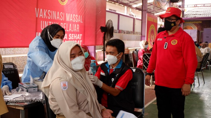 Binda Riau melakukan kegiatan vaksinasi lanjutan pada pelajar yang bertempat di SMAN 1 Pekanbaru, Kamis, 12 Agustus 2021